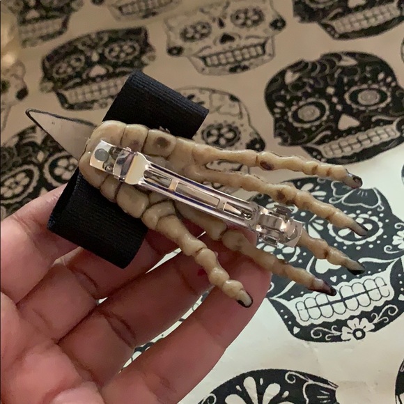 Halloween witch Hair accessory Clip Creepy hand Accessory NEW - Picture 2 of 16